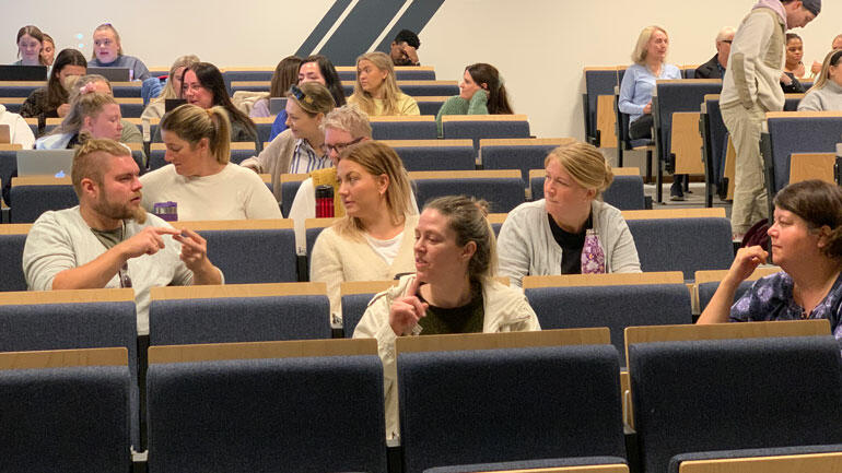 Erik Johan Sagen og medstudenter i en undervisningssituasjon. Foto