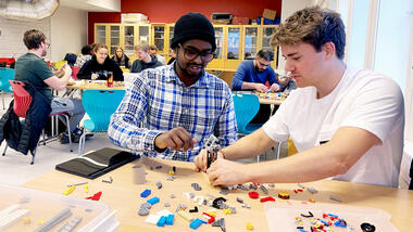 Elektroingeniørstudenter som bygger Lego i klasserommet