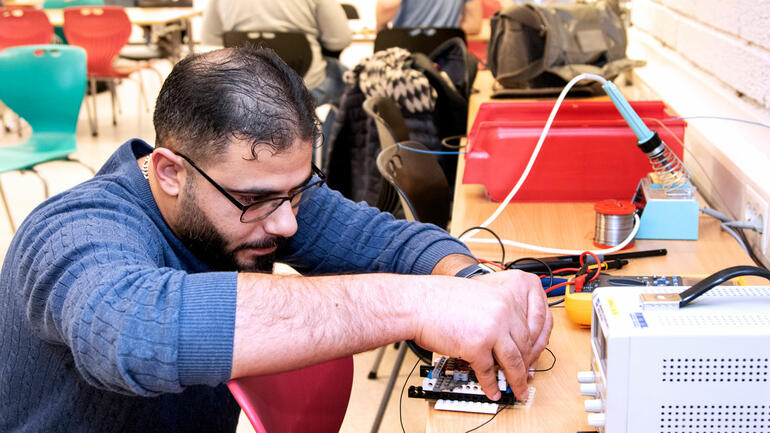 Abdel Sadaqi tester om motoren fungerer ved verktøystasjonen