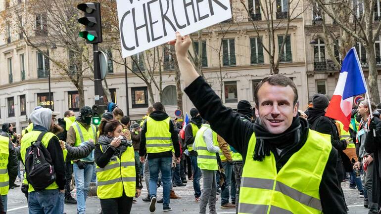 Demonstrasjon mot Macrons regjering i Frankrike. Bilde av demonstranter 