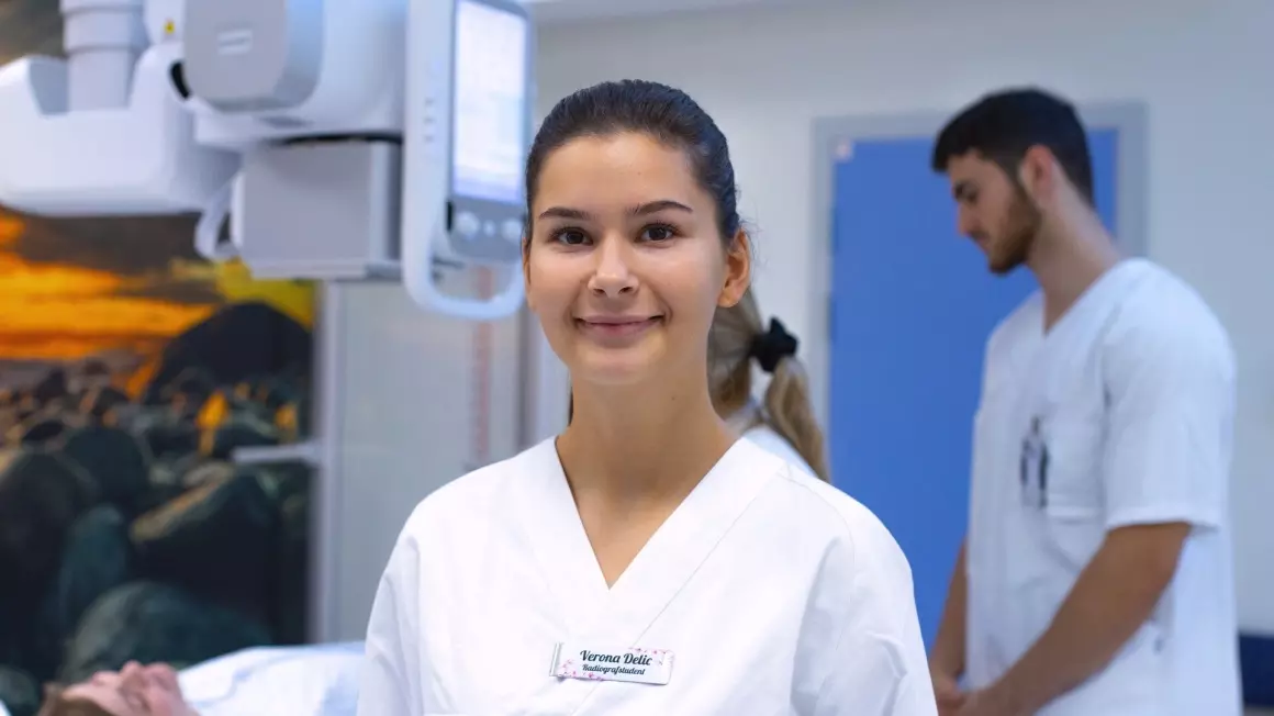 Andrea tar en bachelor i radiografi