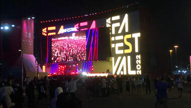 Lyssatt hovedscene og publikum under fan-festivalen på fotball-VM i Qatar 2022. Foto