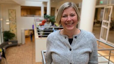 Professor Heidi Stavrum i foajeen på campus Bø