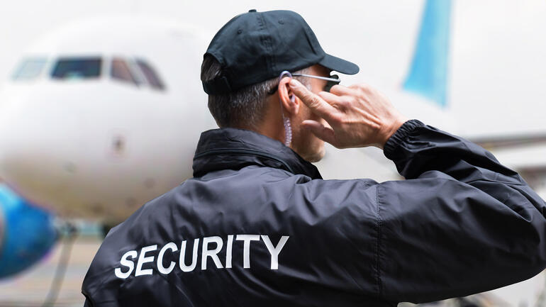 Sikkerhetsvakt på lufthavn