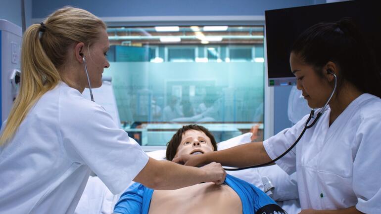 Intensivsykepleiestudenter øver på ferdigheter i simuleringssenteret på campus Vestfold.