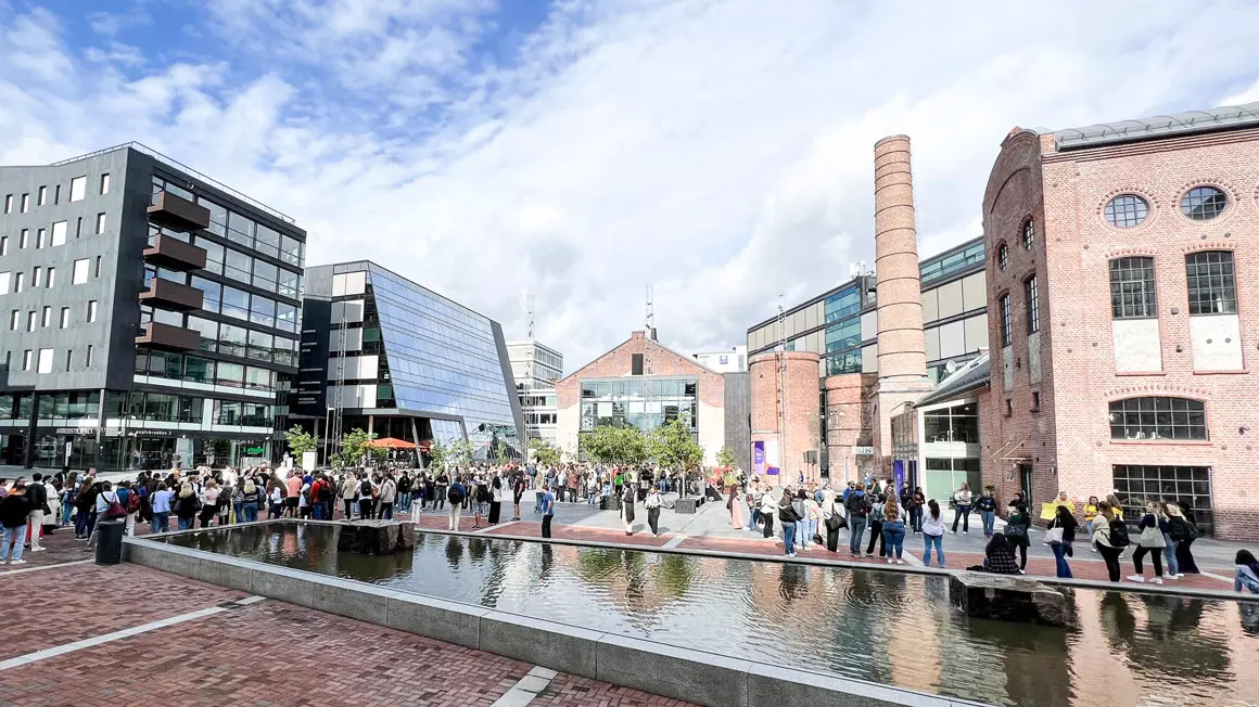 Union papirfabrikk lå en gang på tomten til det som i dag er en moderne campus i Drammen. Bildet er fra en tidligere studiestart ved USN. Union papirfabrikk lå en gang på tomten til det som i dag er en moderne campus i Drammen.