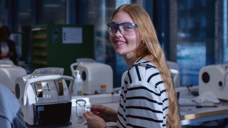 Optikerstudent som øver på ferdigheter i synssenterer på campus Kongsberg
