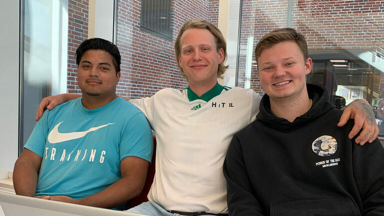 Koseleg bilde av tre idrettsstudentar i ein sofa på campus Bø 