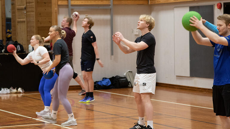 Lærerstudenter spiller ballspill i gymsalen på campus Notodden