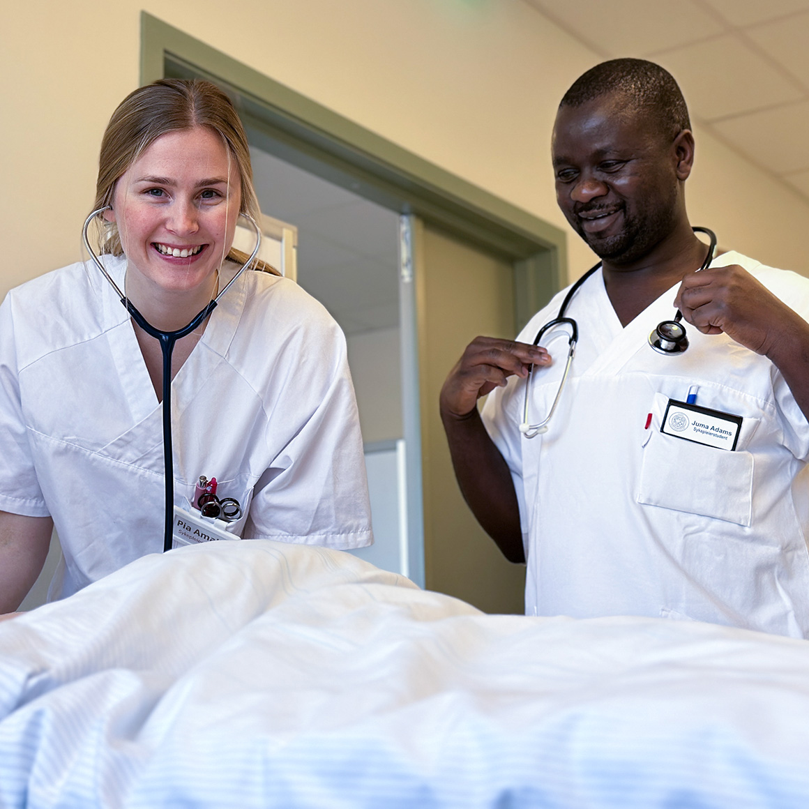Pia Amalie Saga Berberg og Juma Adams er sykepleiestudenter ved campus Porsgrunn