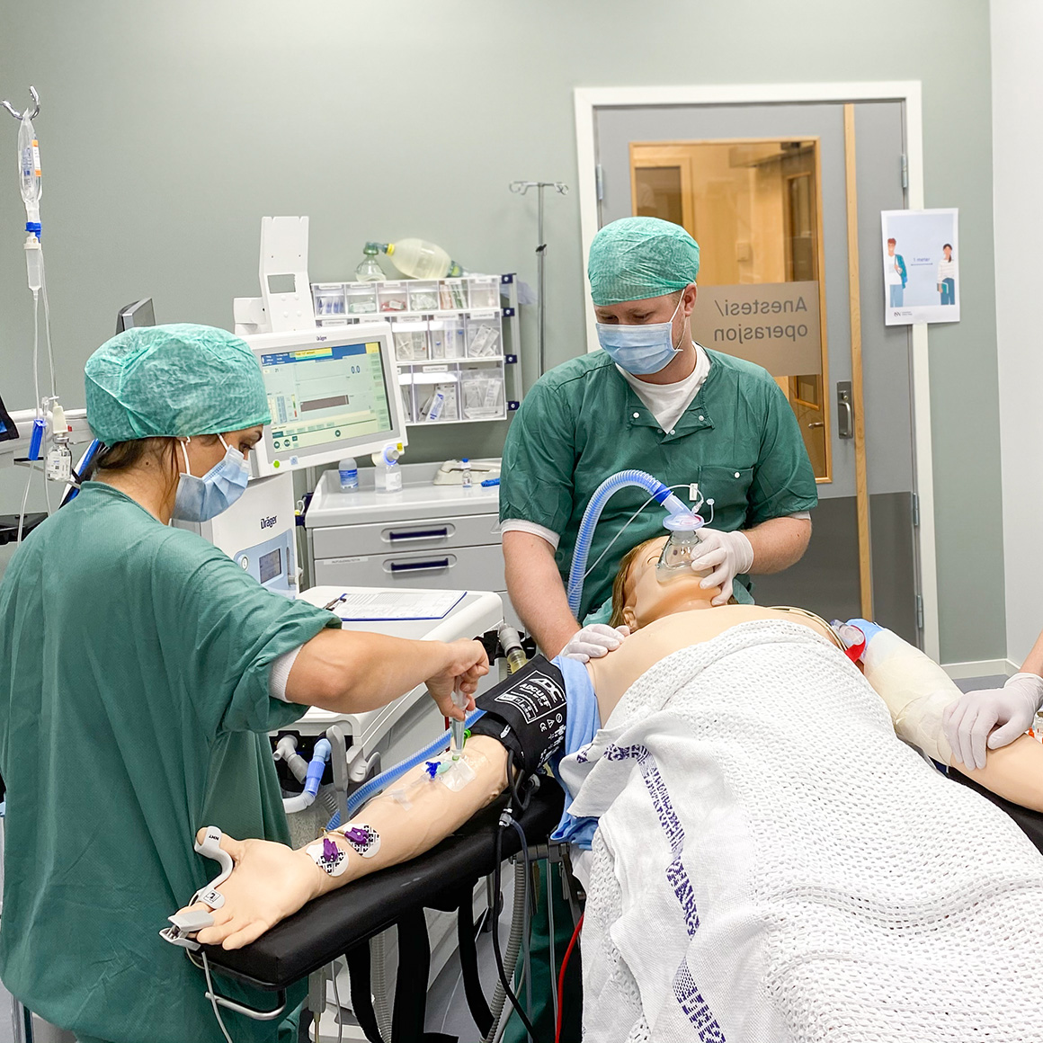 Anestesistudenter ved sykeseng på SIM-senteret ved Campus Vestfold