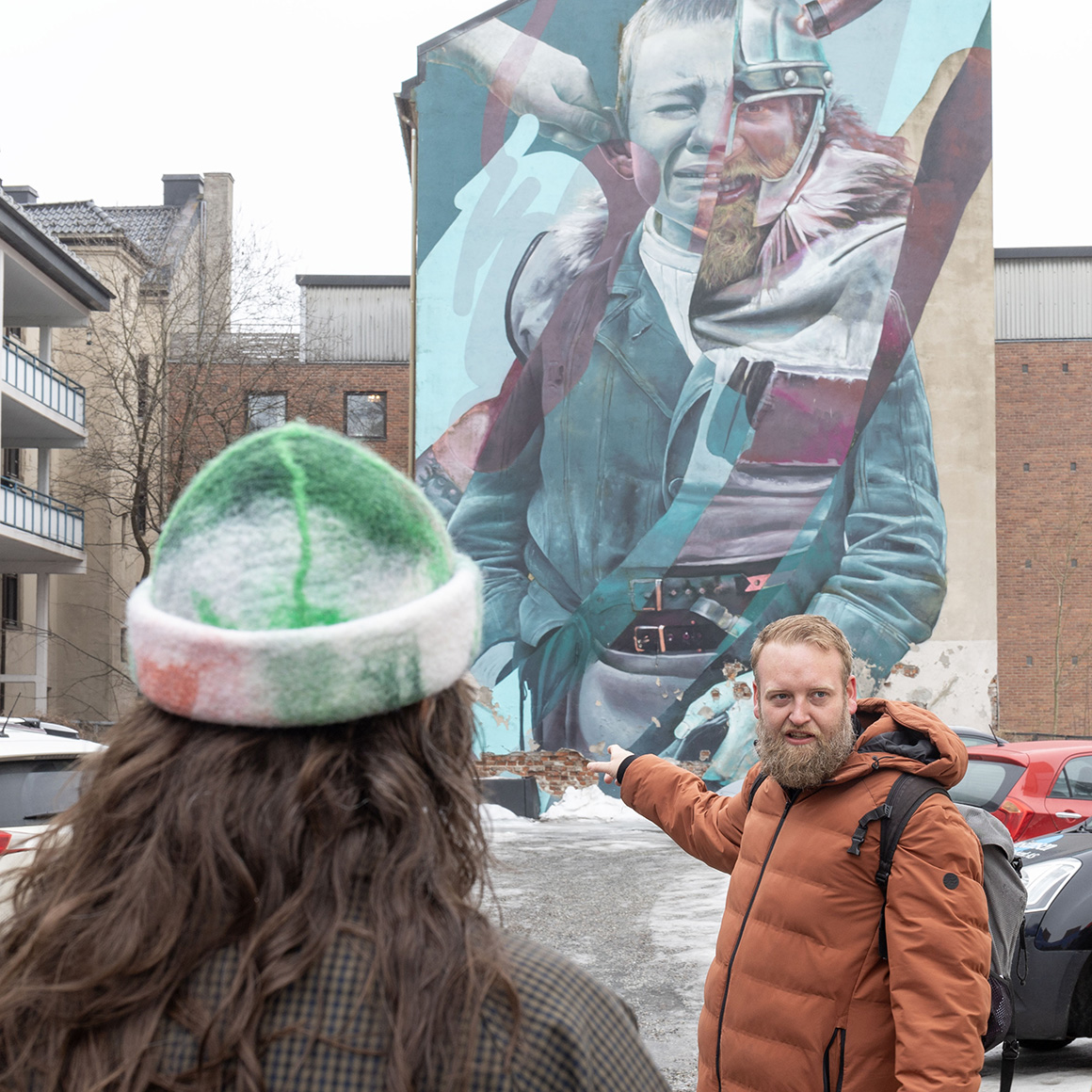 Studenter på ekskursjon med gatekunstner Eric Ness Christiansen