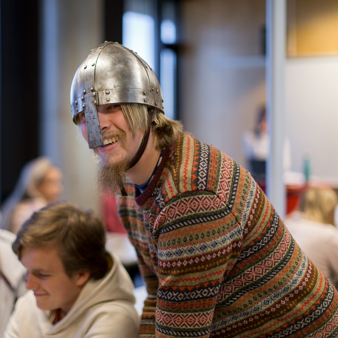 Student med vikinghjelm i praksis på St. Hallvard skole