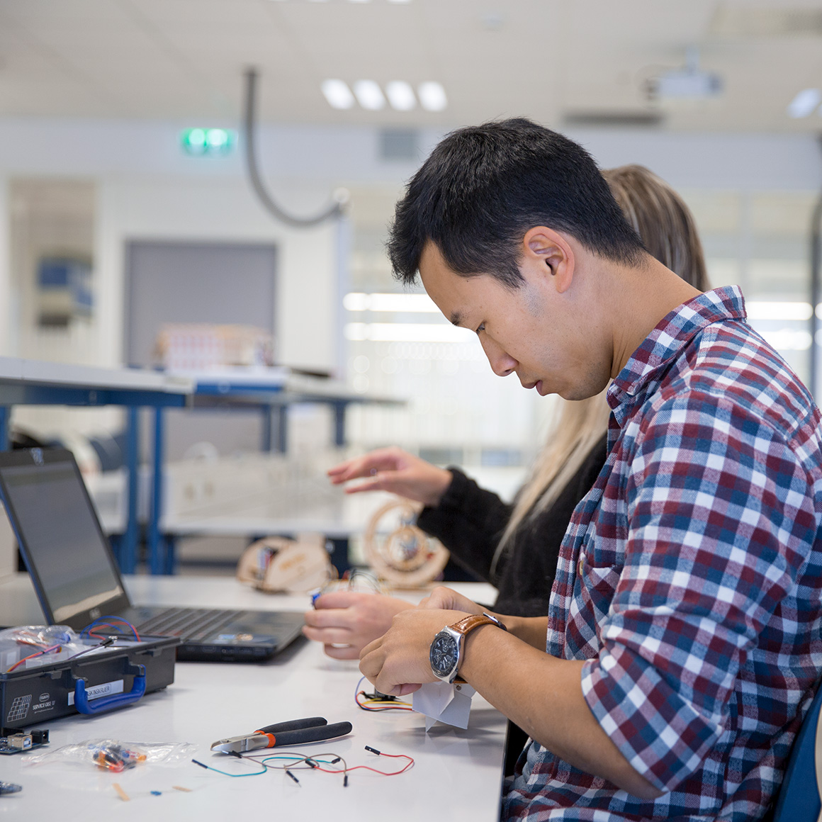Students working in lab at campus Kongsberg