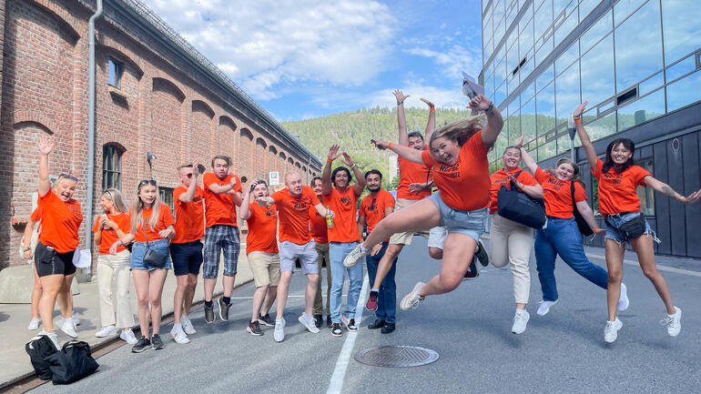 Hoppende studenter under studiestart i Drammen 2022