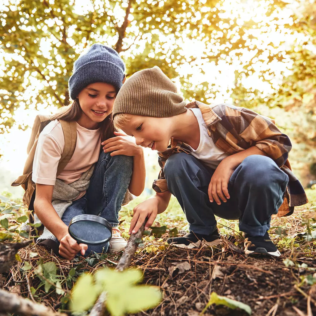 Naturfag illustrasjonsbilde med to barn i skogen
