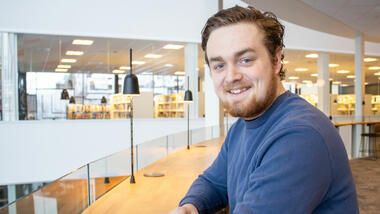 Henrik Eide smiler på campus Drammen