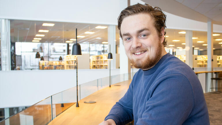 Henrik Eide smiler på campus Drammen