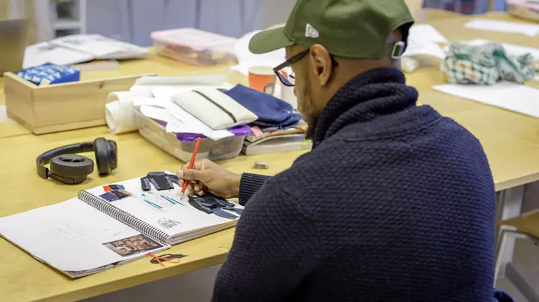 Student skisser til arbeid med tekstil