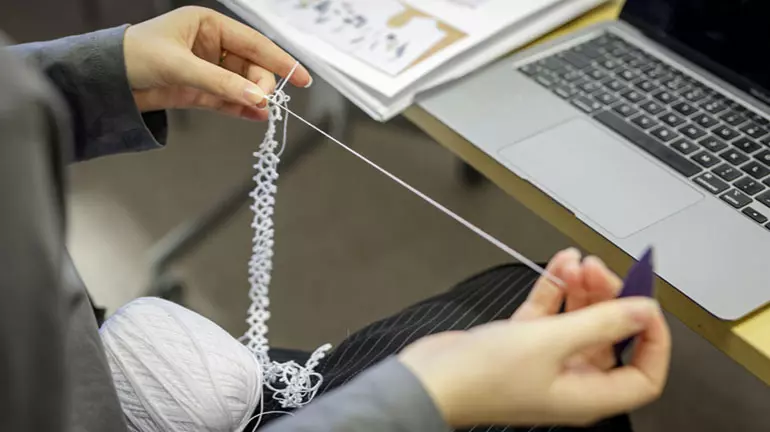 Student med håndarbeid