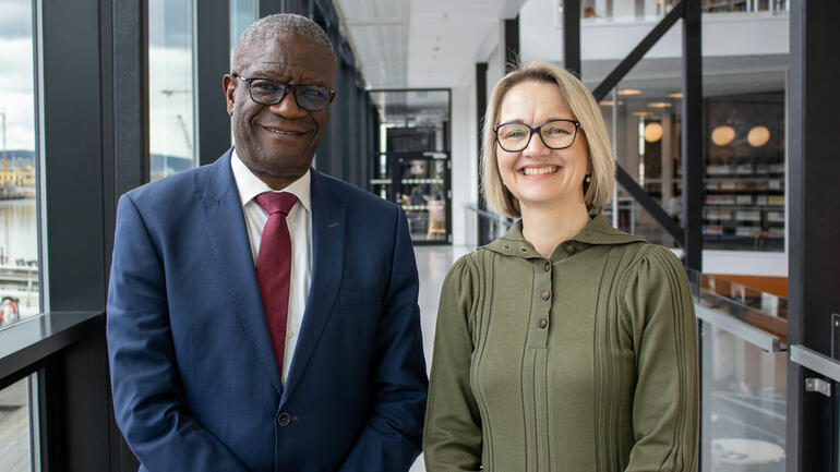 Dr. Denis Mukwege sammen med USN-rektor Pia Bing-Jonsson. Bilde av dem sammen