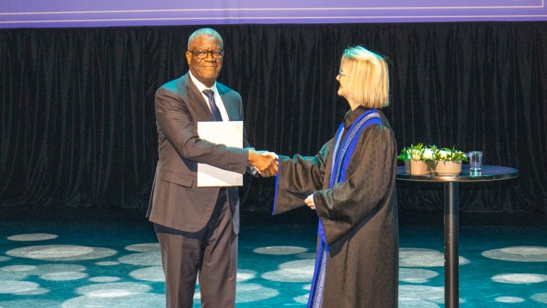 USNs første æresdoktor, dr. Denis Mukwege mottok sitt diplom av rektor Pia Bing-Jonsson. 
