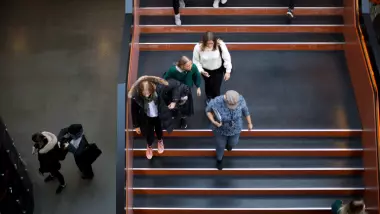 studenter går i en trapp. foto