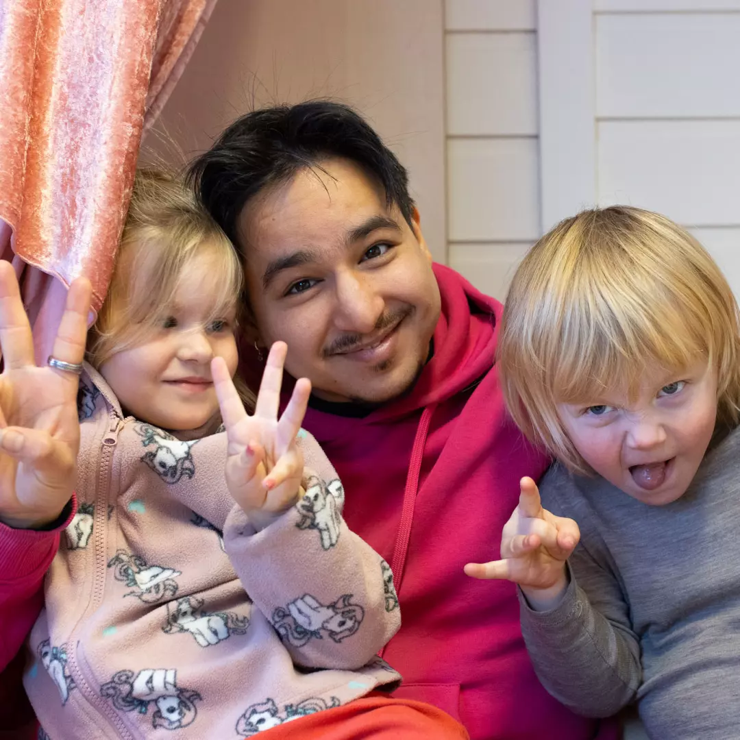 Barnehagelærerstudenten Ali Hussaini på praksis i Nærsnes barnehage