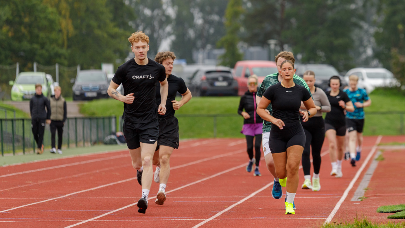 Studenter på trening, ernæring og helse løper på bane