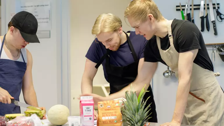 Tre studenter på kjøkkenet