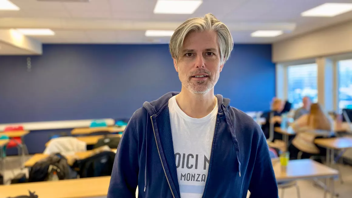 Håvard Tjora i klasserom på USN