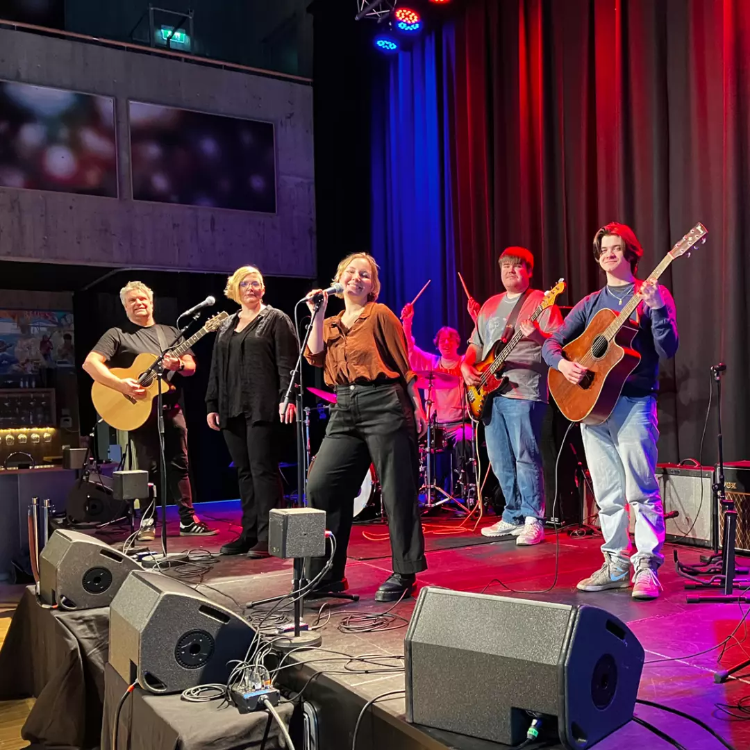 Blues-studenter på scenen i Notodden