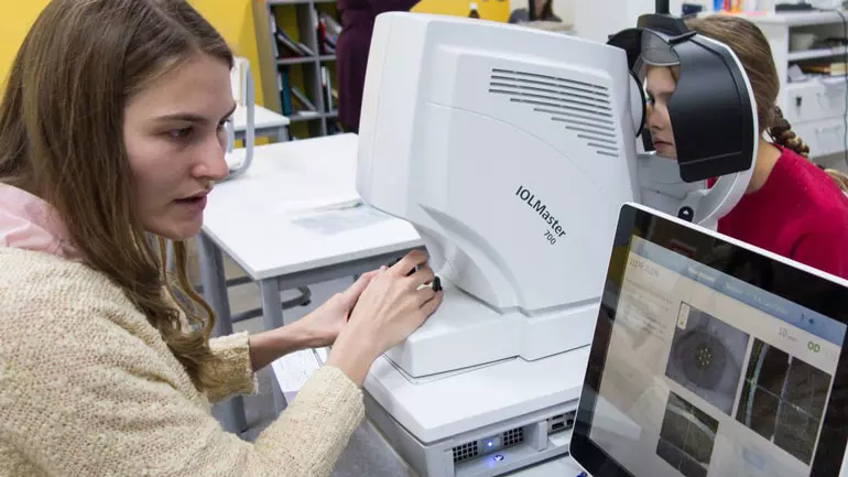 Testing ved senter for optikk, syn og øyehelse