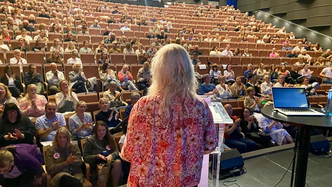 marie lisbet amundsen på scenen under forskningsdagene