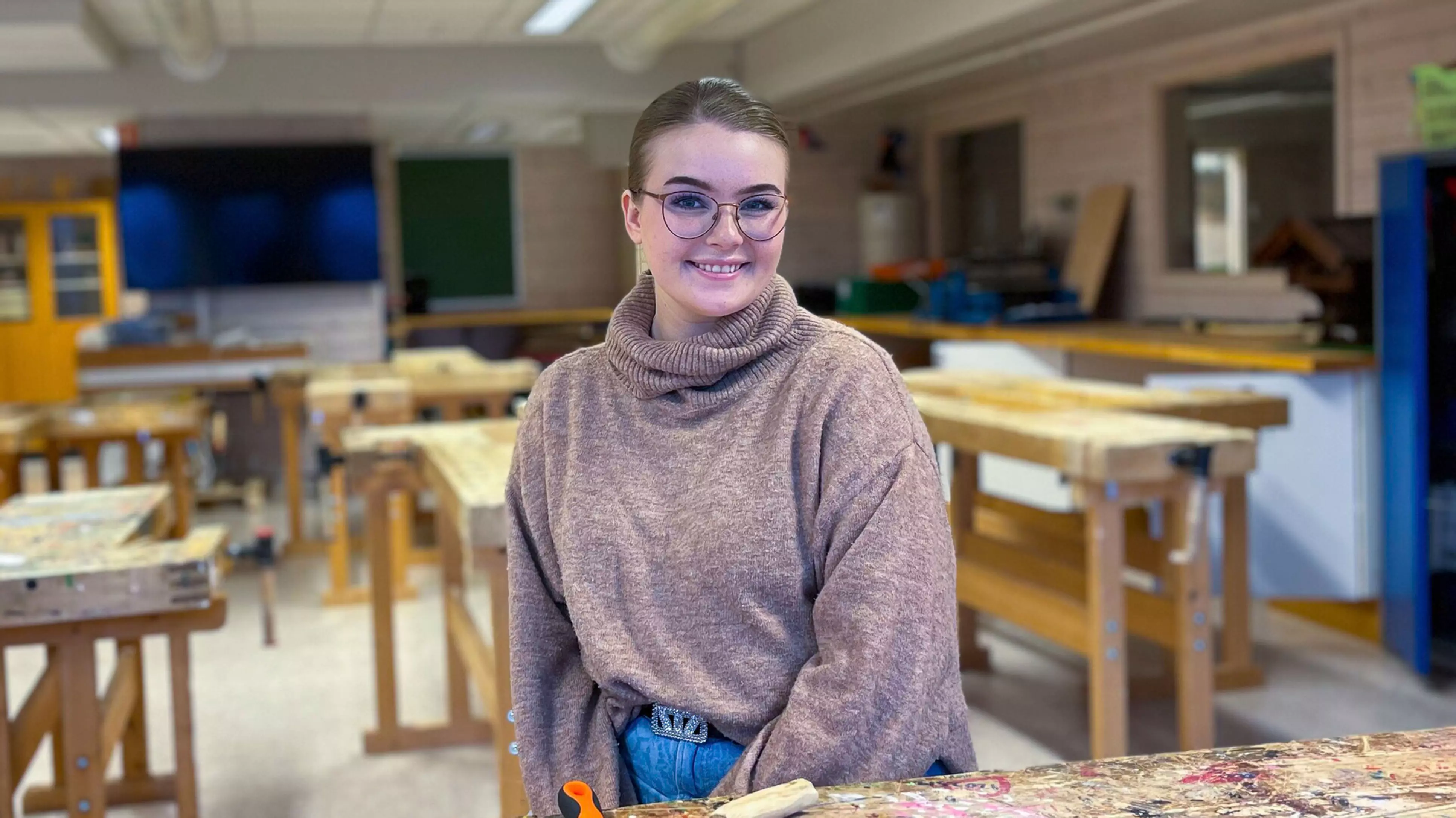 Lærerstudent i verksted for trearbeider