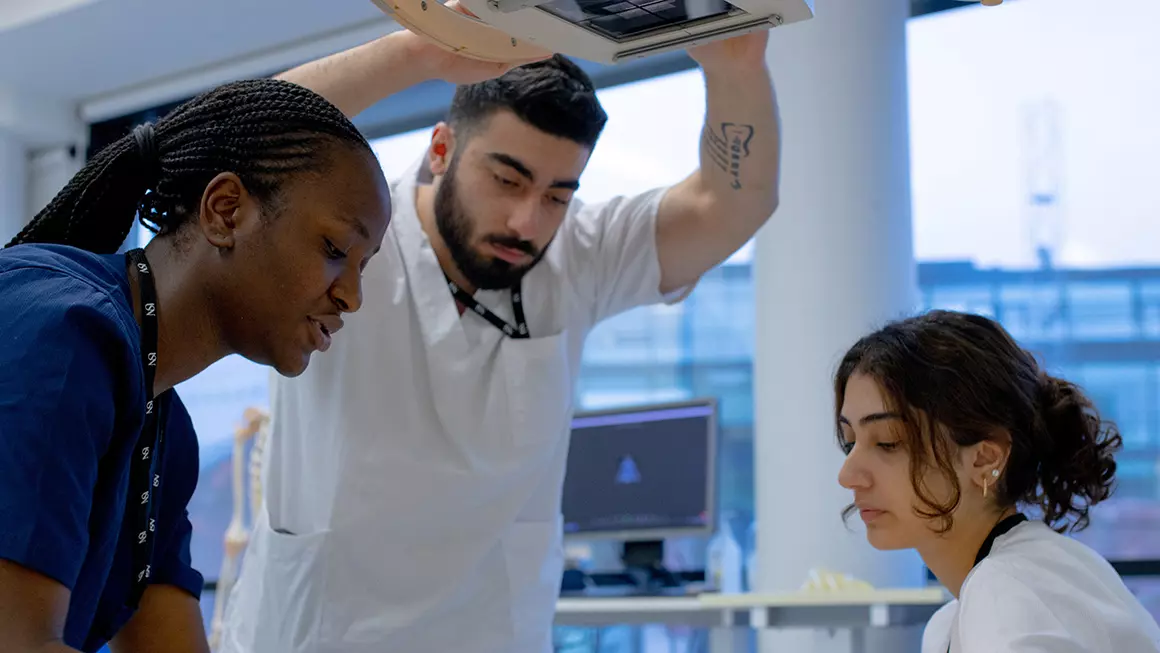 Radiografistudenter tar et røntgenbilde