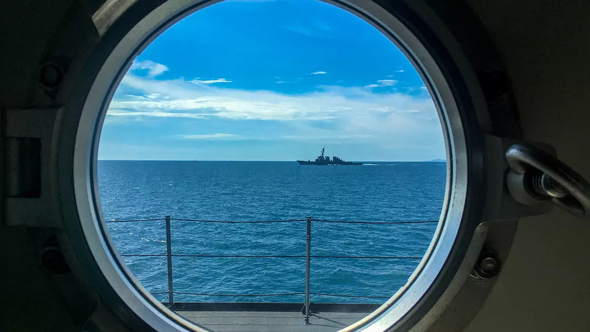 Båt sett gjennom et 