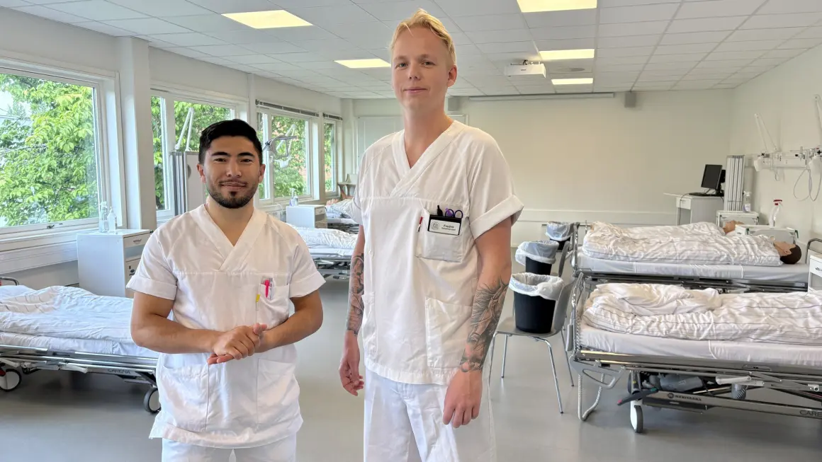 Sykepleierstudenter Fredrik A. Sagabakken og Naim Yaqobi på campus Porsgrunn