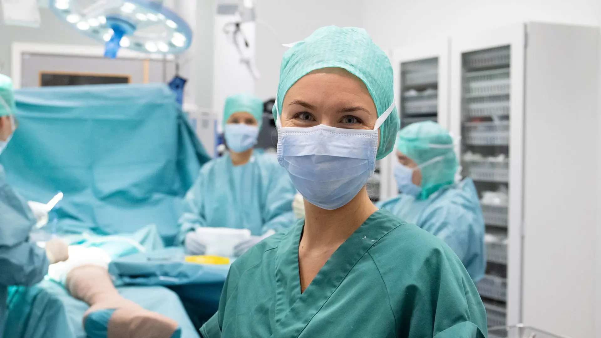 Student i operasjonssykepleie i simuleringssenteret på campus Vestfold