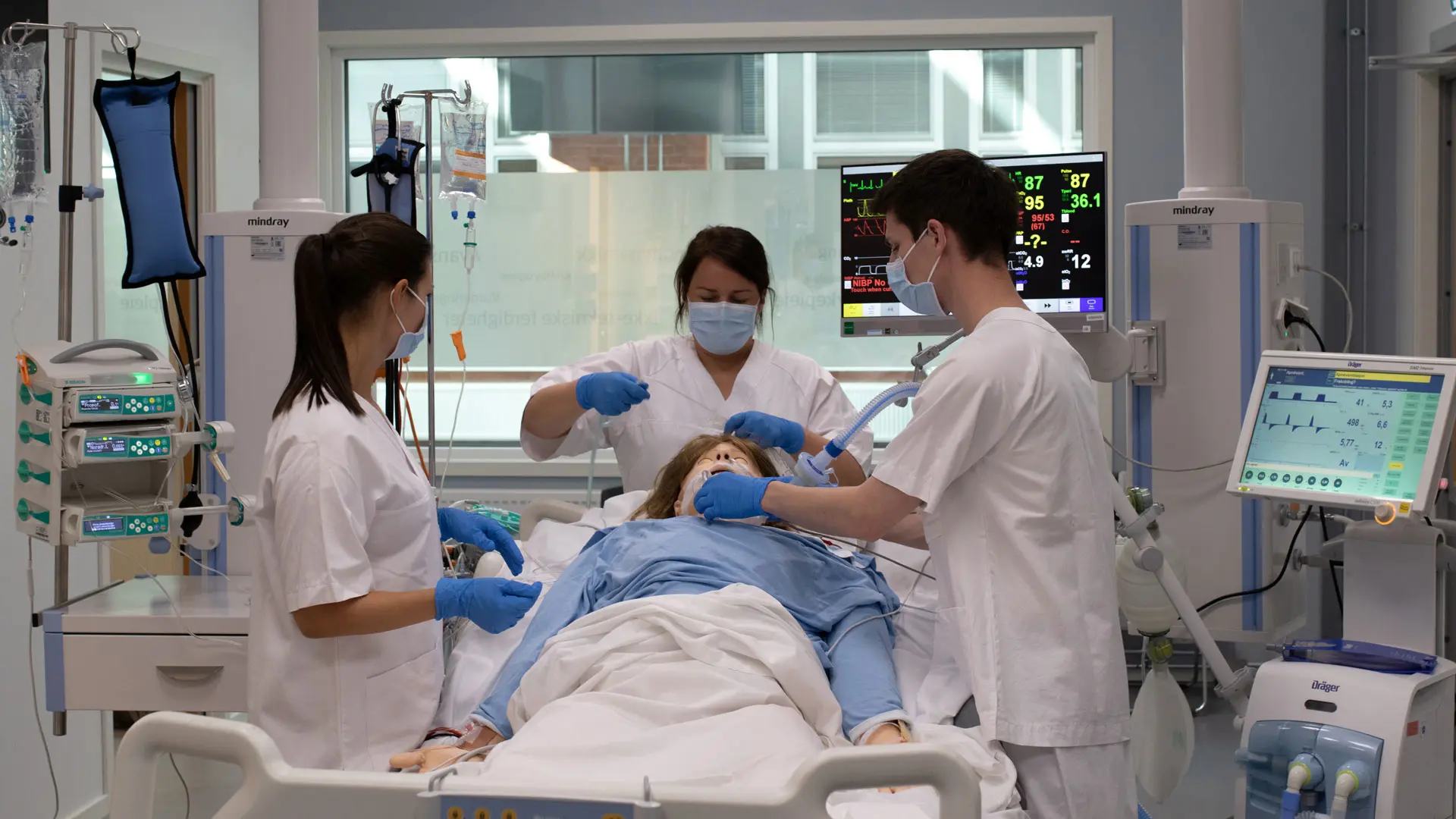 Studenter i intensivsykepleie i simuleringssenteret på campus Vestfold