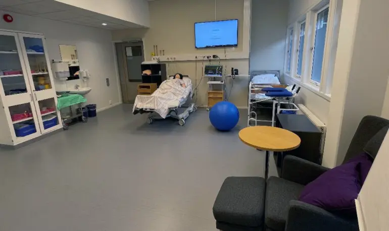 I fødestuen har vi en simulator som kan gjennomføre en realistisk fødsel. SIM 2 fødestua