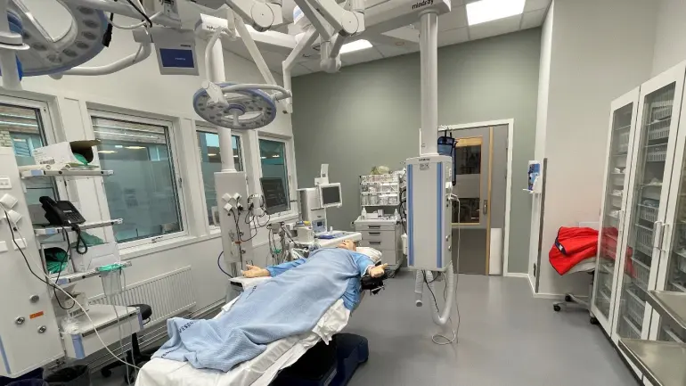 SIM 2 operasjonsstua. Master i anestesisykepleie og i operasjonssykepleie er flittige brukere her. SIM 2 operasjonsstua