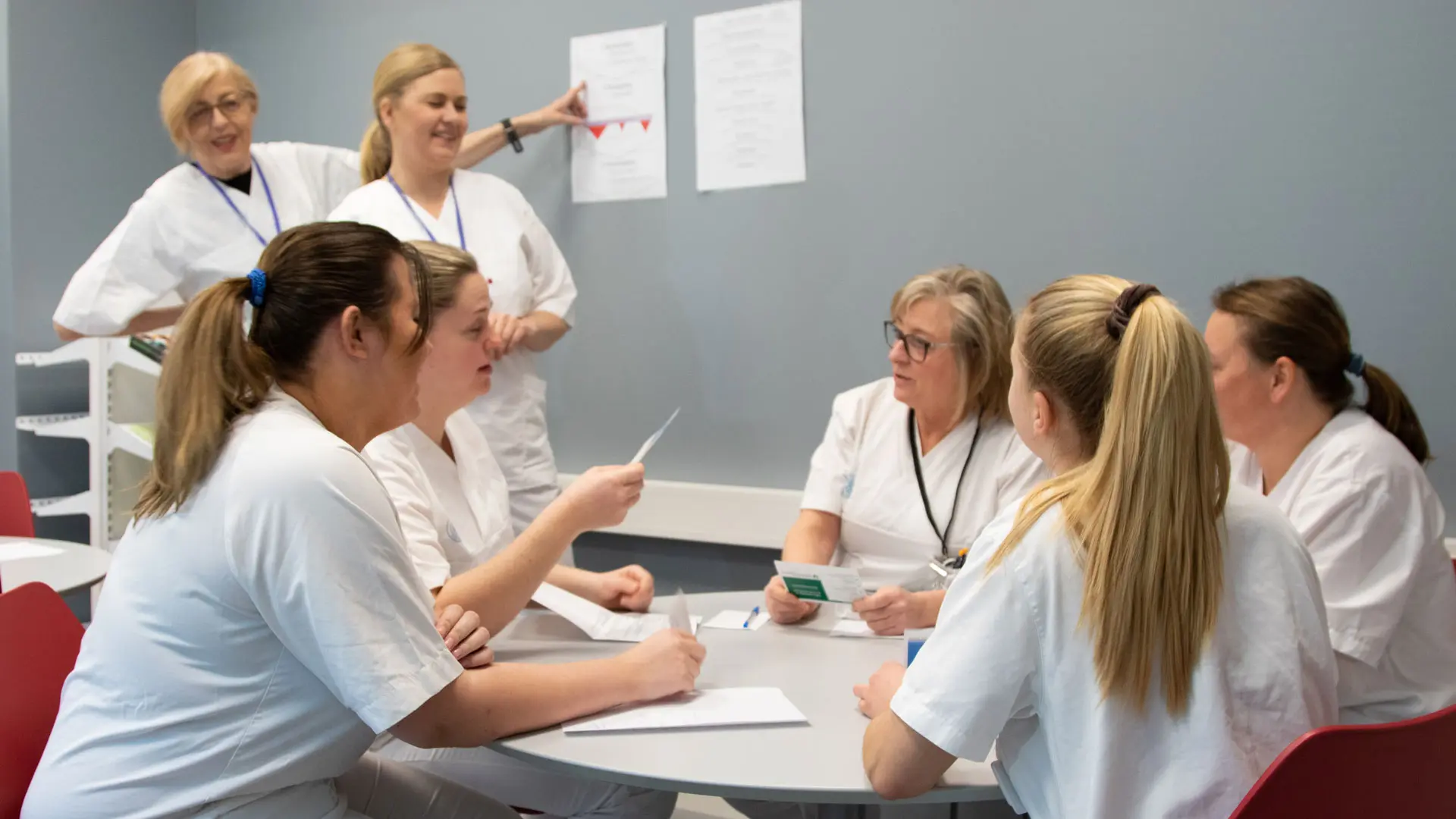 Studenter og undervisere ved simsenteret i Vestfold