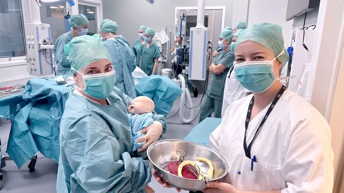 Jordmorstudenter simulerer fødsel