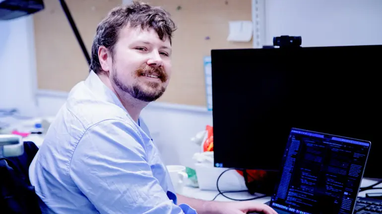 Bilde av Kyrre Kjellevold ved laptop
