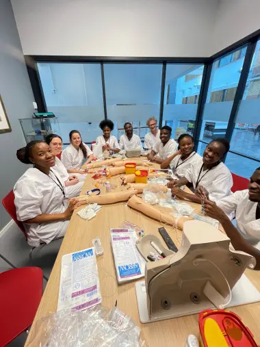 Studenter fra Malawi og Italia øver sammen. Studenter fra Malawi og Italia øver sammen på simsenteret i Vestfold.