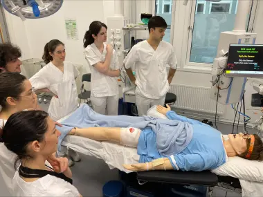 Spanske studenter prøver seg på en fullskala simulering. Spanske studenter prøver seg på en fullskala simulering ved campus Vestfold.