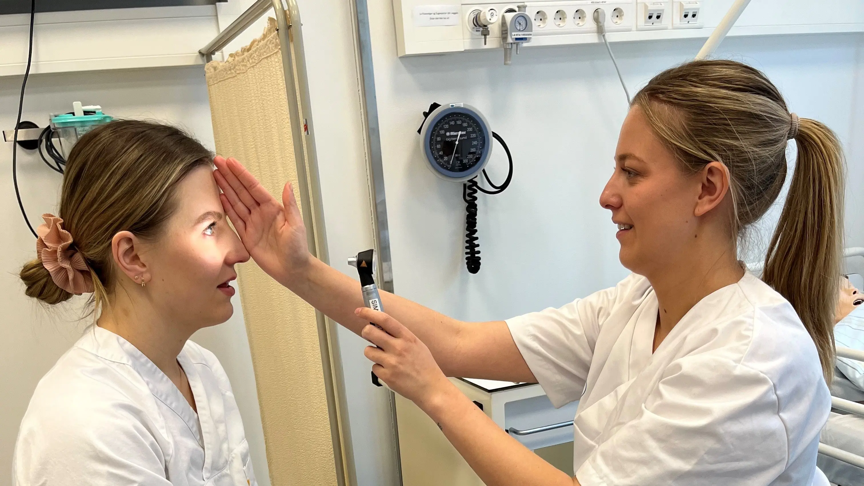 Masterstudenter i klinisk avansert sykepleie øver på en nevrologisk undersøkelse.