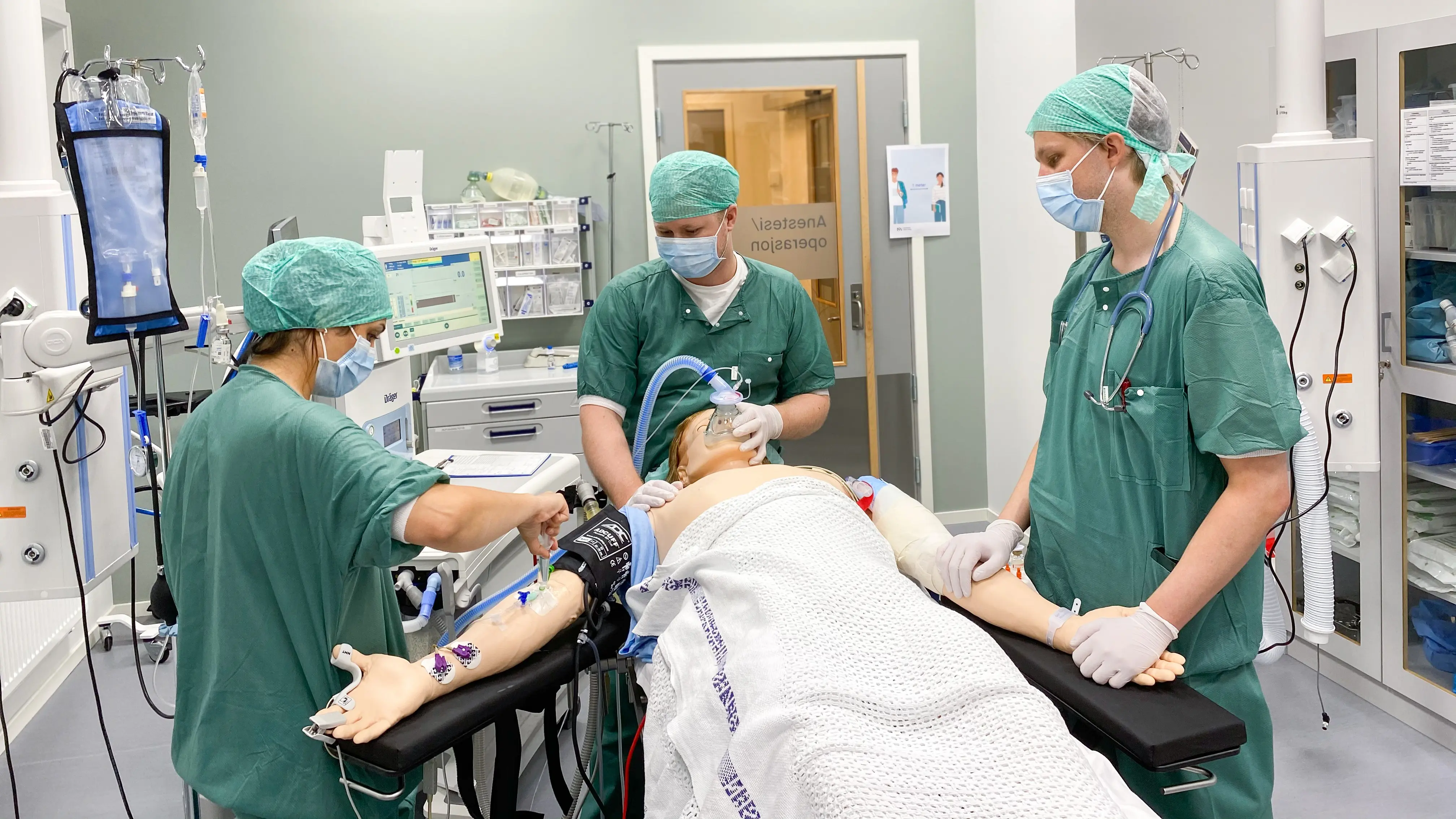 Anestesistudenter øver på å innlede en narkose