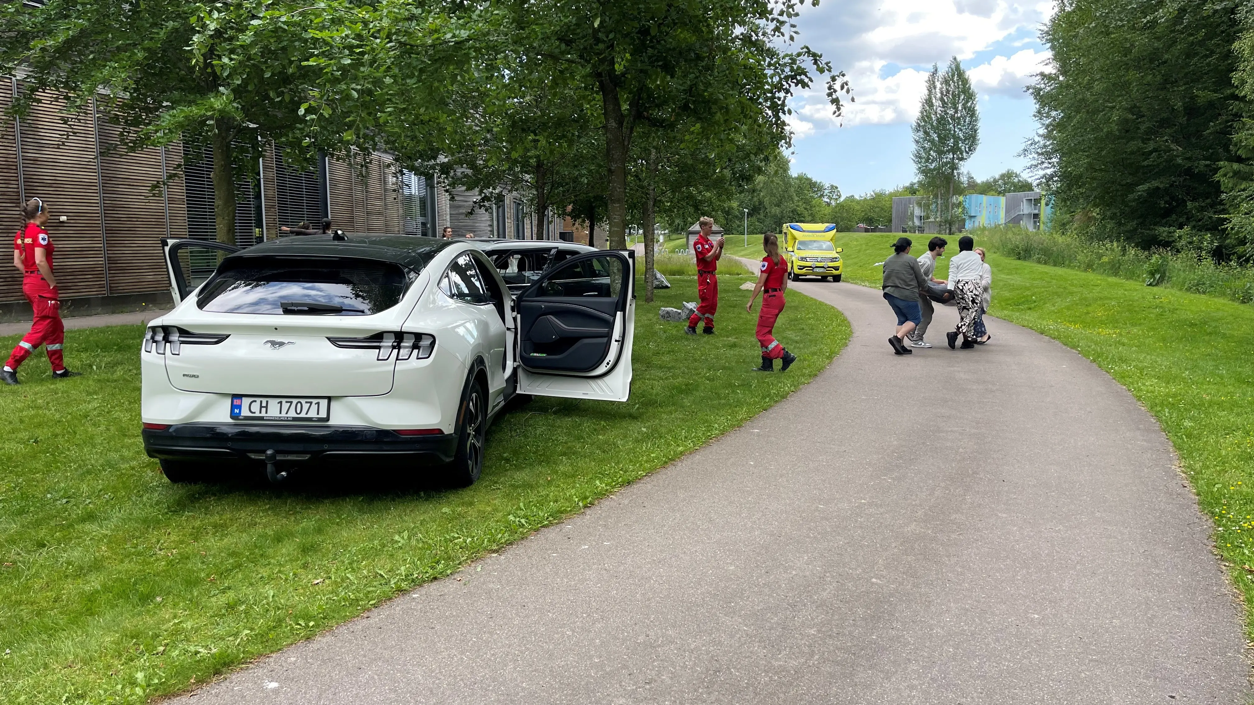 Ambulansepersonell og studenter øver sammen